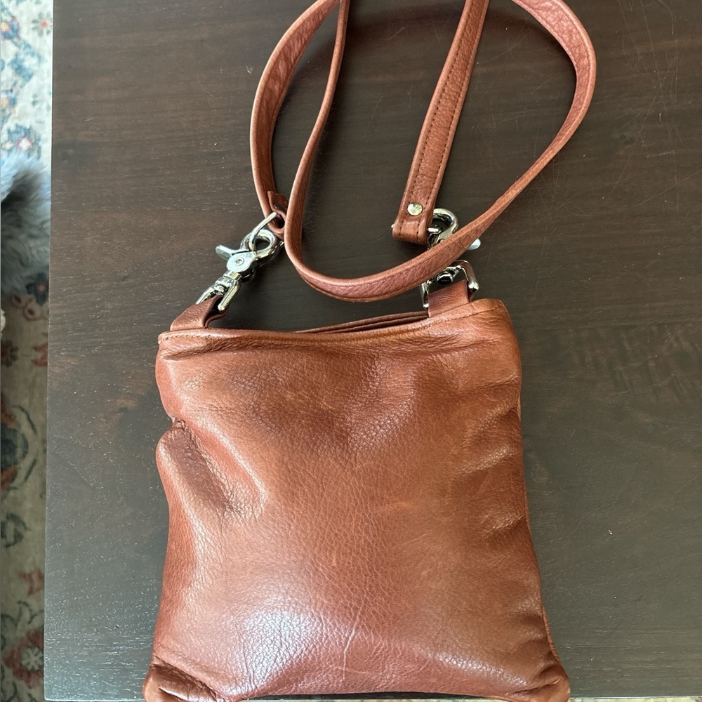 VICTORIA LEATHER CO vintage leather crossbody bag, medium brown. - Picture 4 of 9